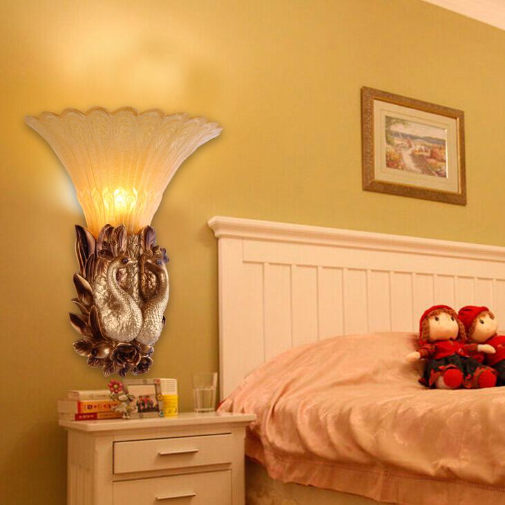 Camera da letto di pavone Doconce Sconce Light Resina vintage Apparecchiatura da parete a parete con testa singola con tonalità di vetro ambra a coste