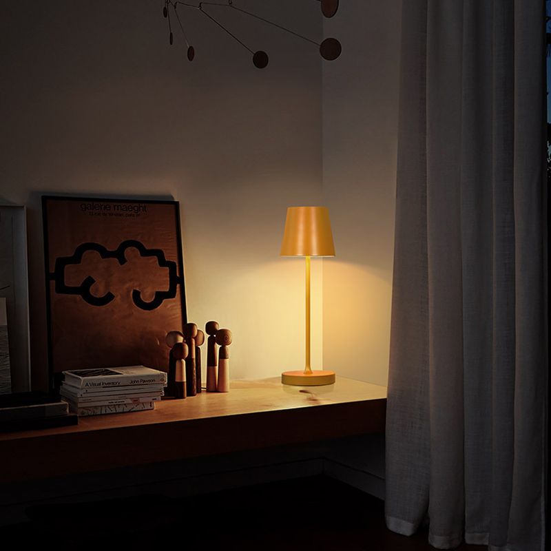 Moderne Stilkegelform Table Beleuchtung Metall 1 Leuchttischlampe für Bett