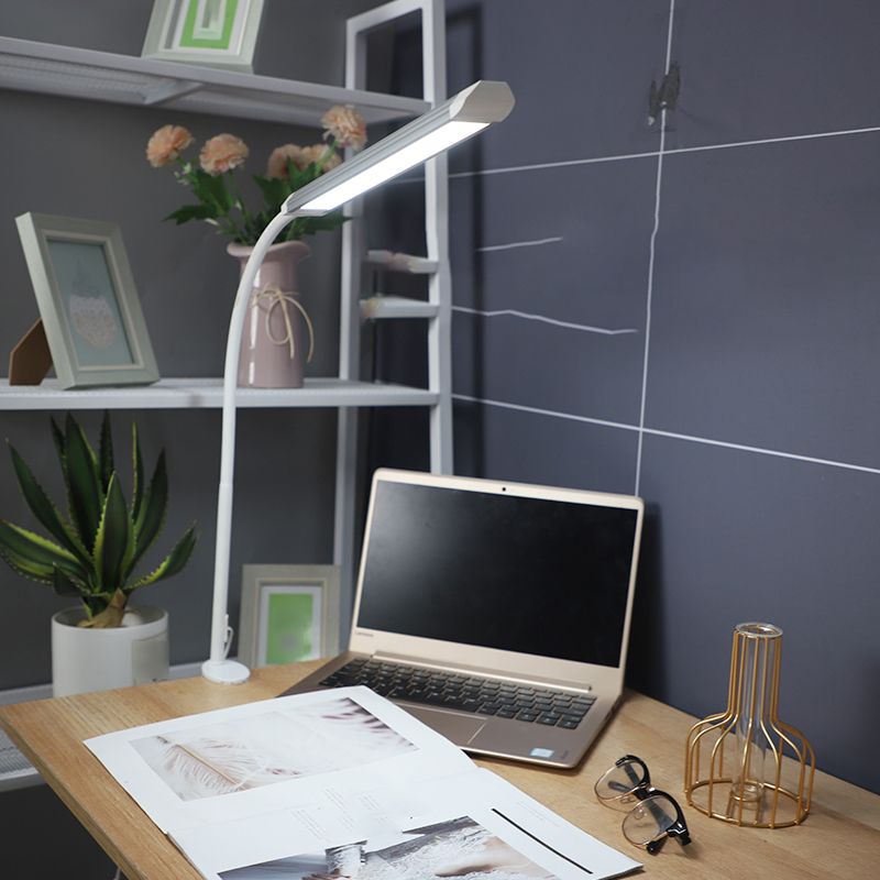 Moderne lineaire tafellamp metalen met één lichttafel Licht voor de slaapkamer