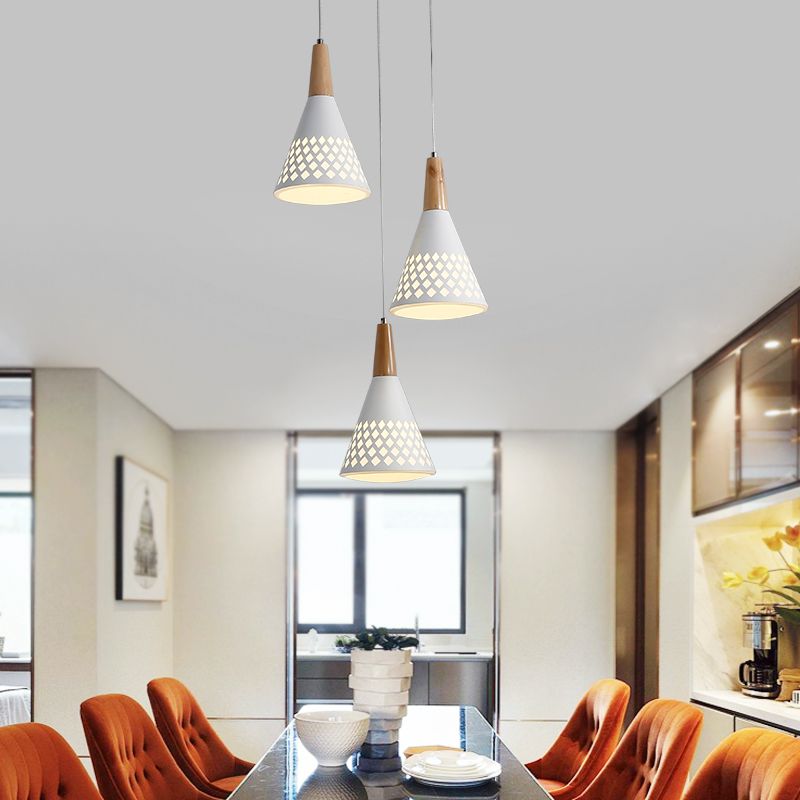 Eisenkegelcluster Anhänger Licht modernistische 3-Kopf-Suspensionslampe mit hohlem Gitter in Weiß und Holz