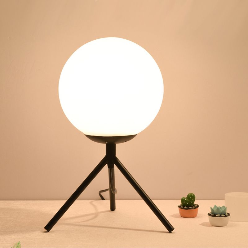 Distanza di sfera di vetro opale Lumo moderno 1 lampada da tavolo notturno in oro/nero con treppiede in metallo