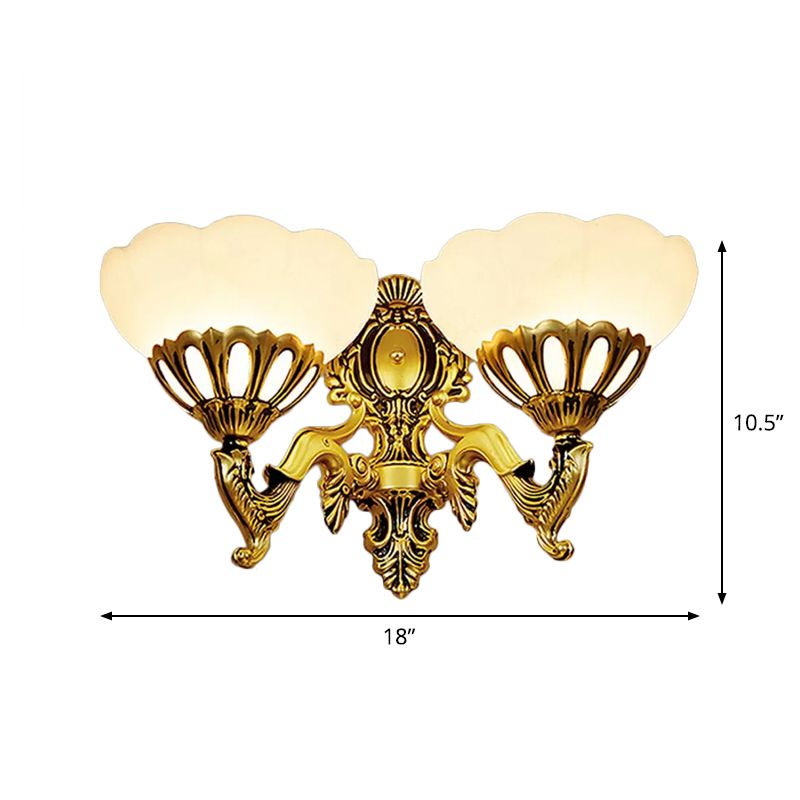 Montaggio murale lattente di vetro lattiginoso Antique a 2 teste Idee di illuminazione a parete in bronzo