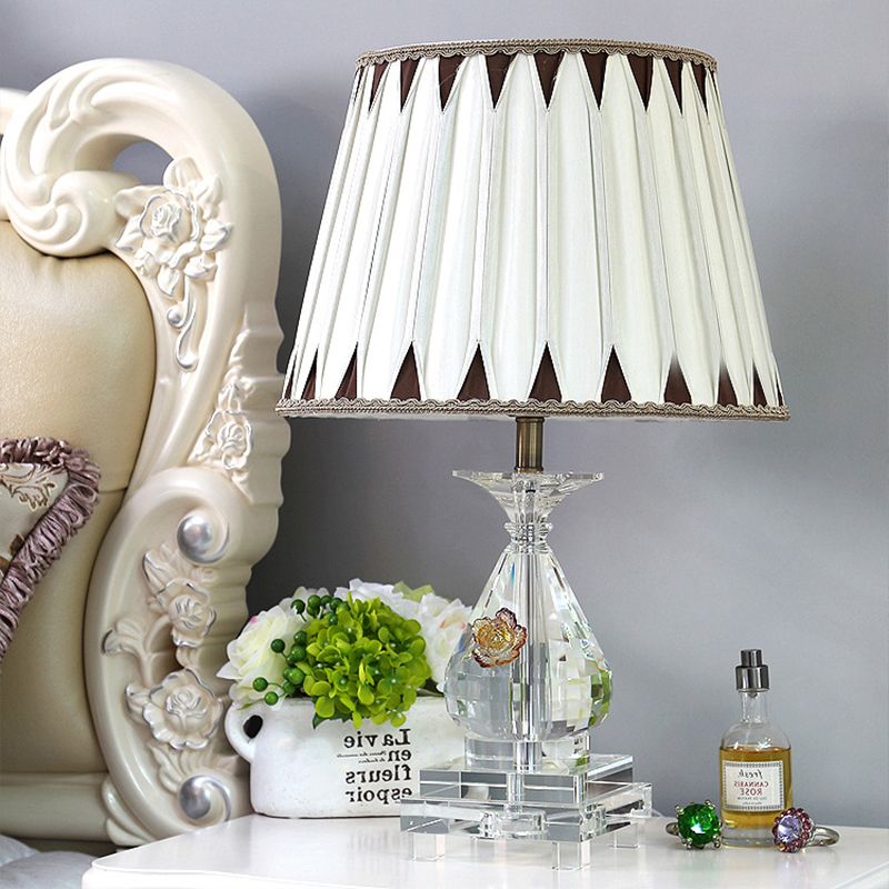 Lampe de table à bulbe unique Rural Plissée de tissu de nuit Lumière en blanc avec une base en cristal pour la chambre