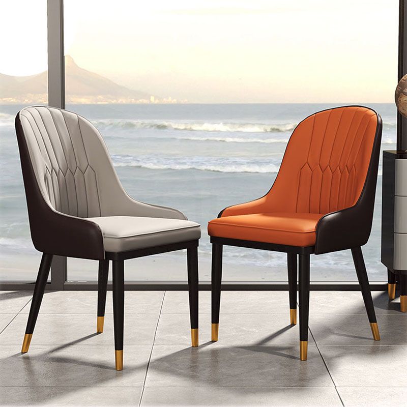 Silla auxiliar de comedor de cuero con respaldo sólido de diseño escandinavo