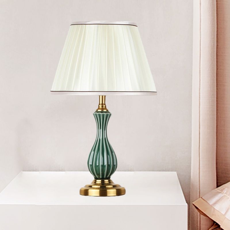 1 Glühbirnen-Stofftischlampe Traditionelle weiße, überbesserte/konische Schlafzimmer-Nachttischbeleuchtung mit Keramik-Urnen-Förster-Basis