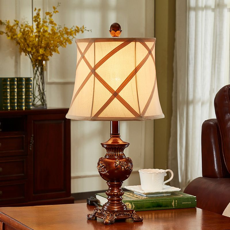 Lampada da tavolo con base in urna marrone, lampada da tavolo in resina stile vintage a 1 testa con paralume in tessuto