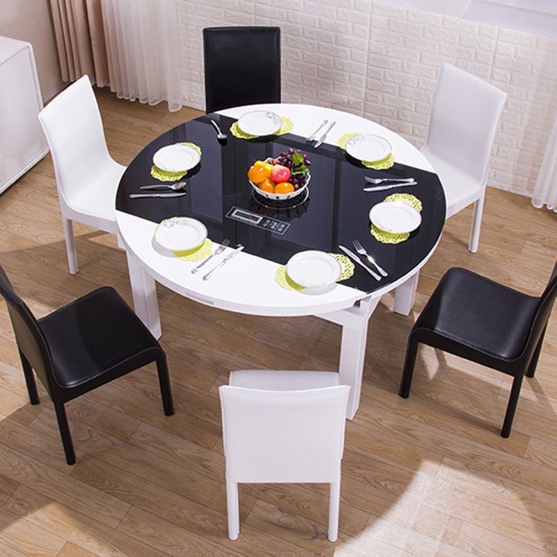 Chaises de salle à manger en cuir de style contemporain.