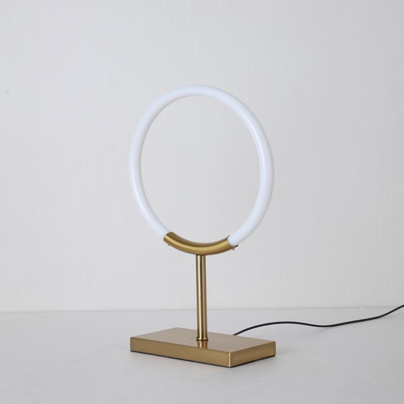 Acryl Halo -ringtafellamp Minimalistisch messing vergulde LED Night Stand Light voor slaapkamer
