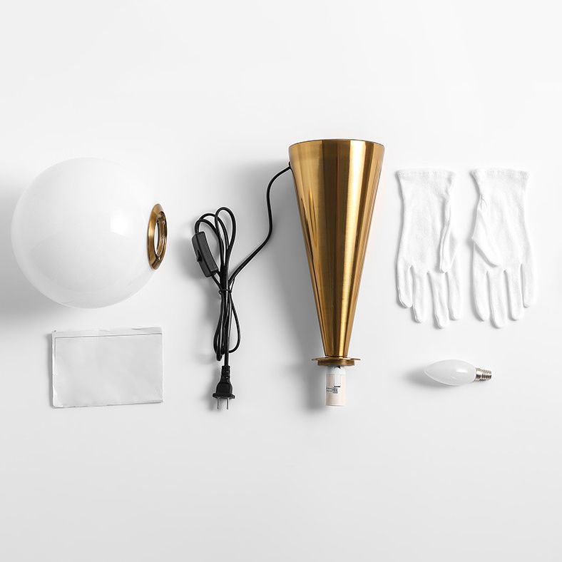 Lampe de table en verre globe doré dans un style de luxe moderne, lampe de bureau en fer forgé pour les espaces intérieurs