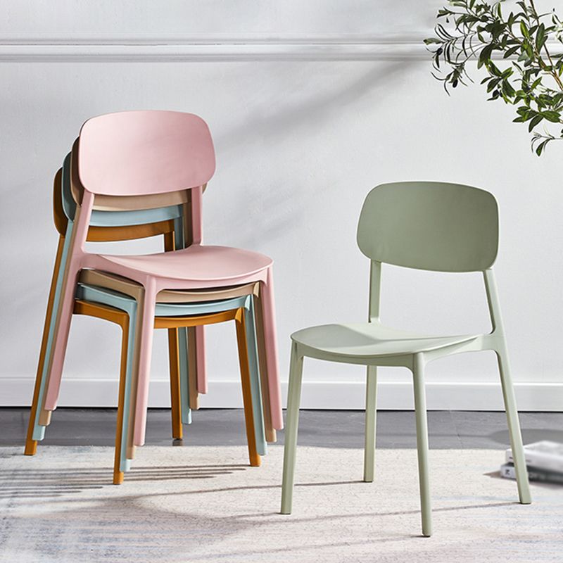 Stapelbarer Beistellstuhl aus Kunststoff im minimalistischen Stil. Bunte armlose Esszimmerstühle für den Heimgebrauch