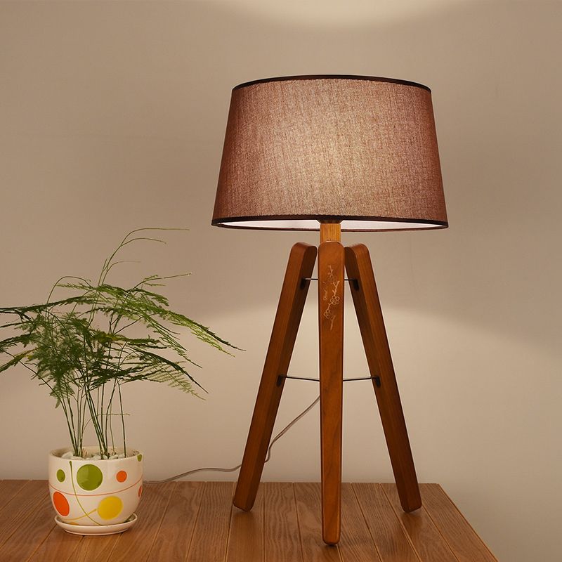 Lampada da comodino modernista a 1 lampadina con luce da scrivania affusolata in tessuto in marrone/beige con treppiede in legno