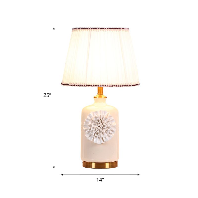 Luz de mesa de sombra de cono truncada moderna 1 Lámpara de tela plisada de cabeza de cabeza con decoración de flores en blanco