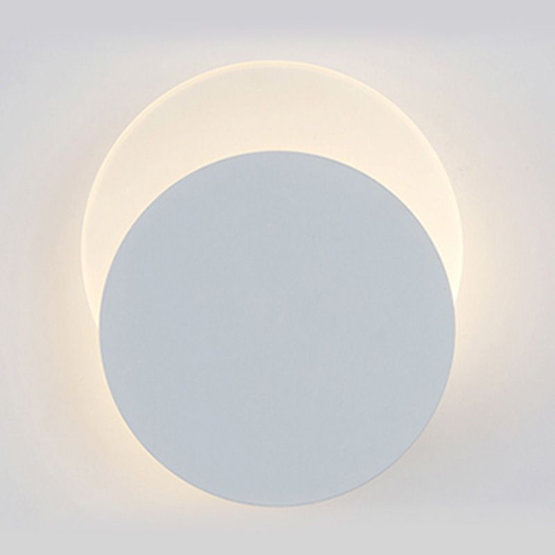 Schlafzimmer mit einer Kopfwand nach Metall postmoderne Wand montiertes Leuchte