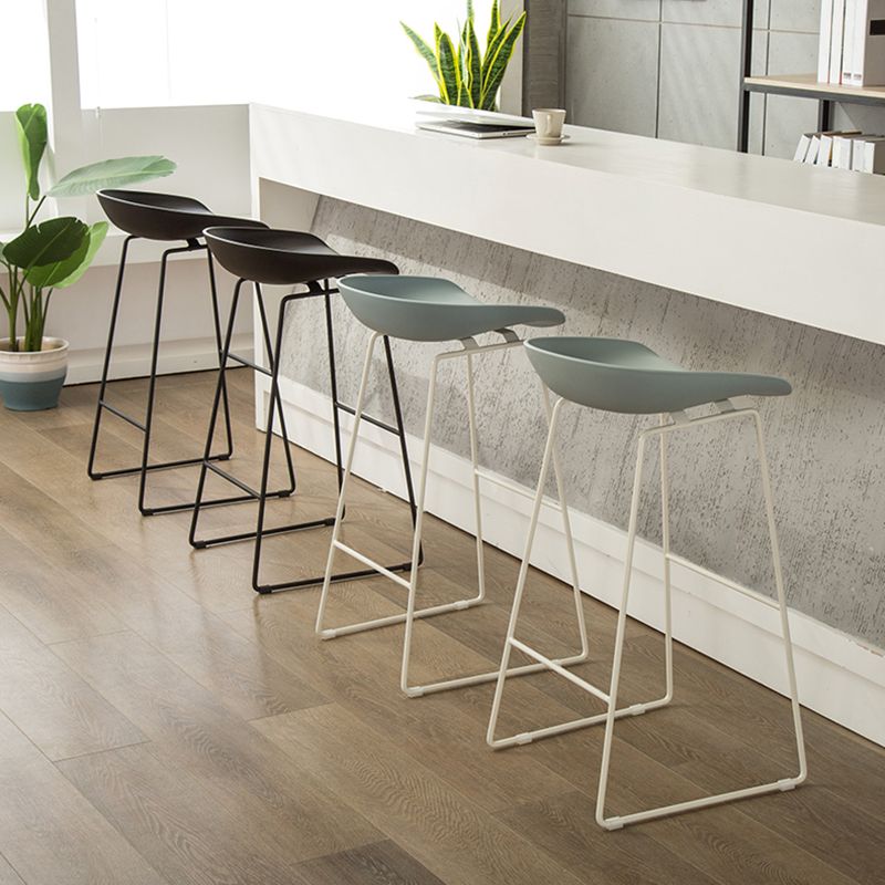 Barhocker im skandinavischen Stil mit Schalensitz, Thekenstuhl für die Küchenbar