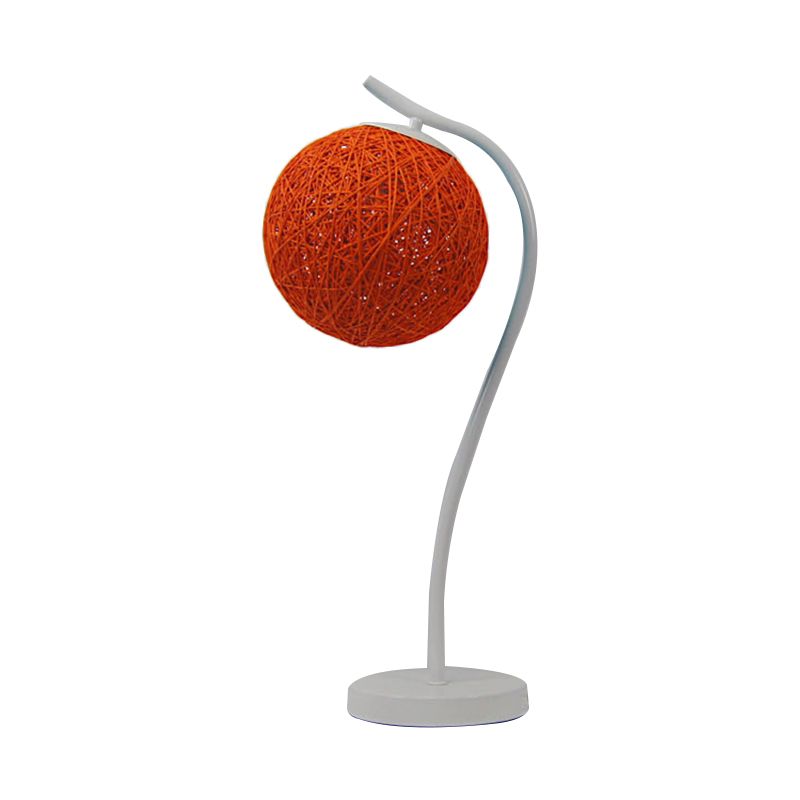 Lampada da tavolo fatta a mano gialla/avorio in stile campagna da tavolo a 1 luce con tonalità a sfera per camera da letto