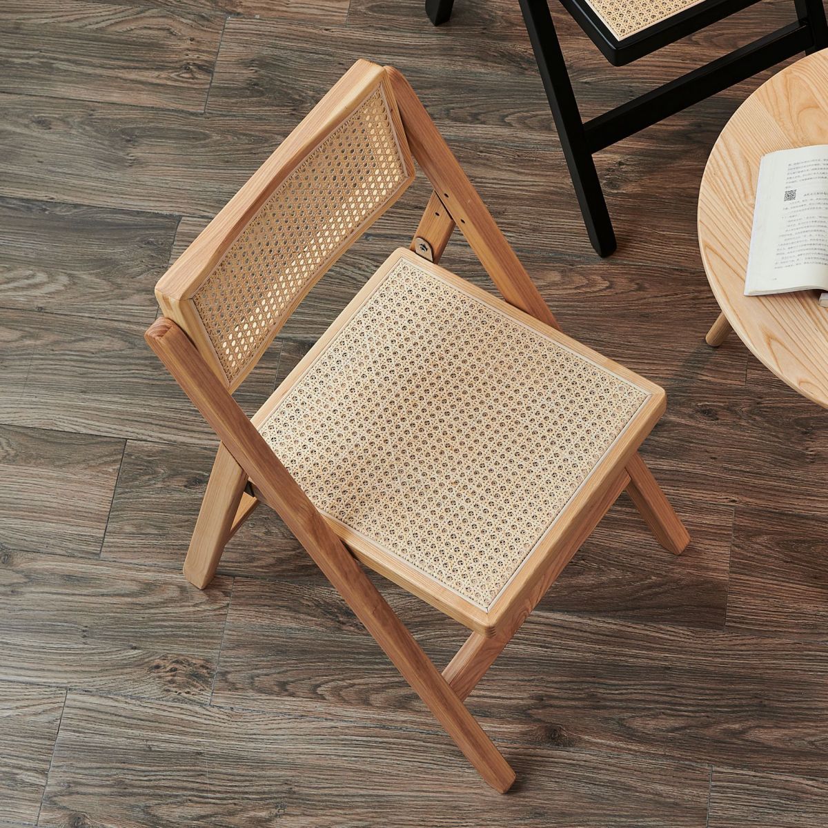 Silla lateral contemporánea con respaldo abierto, acabado mate de madera maciza, silla sin brazos