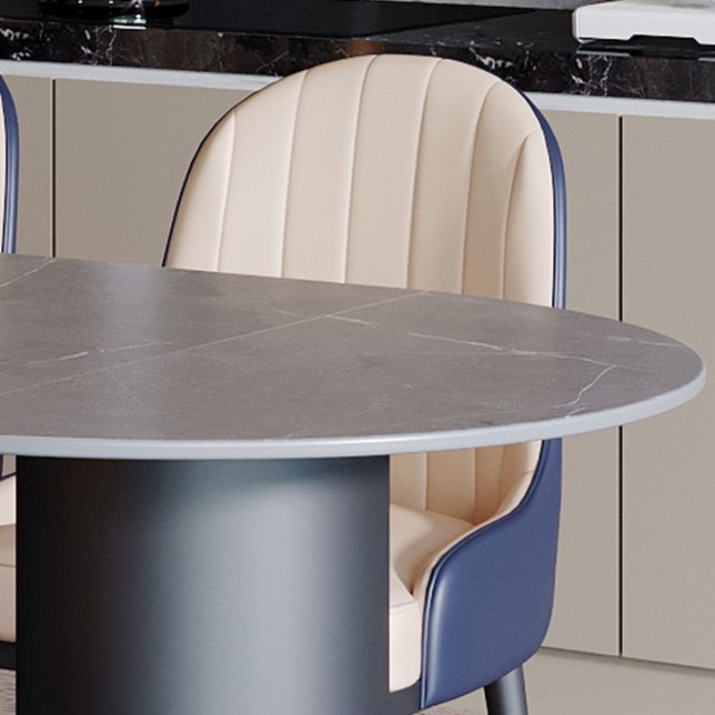 Tavolo da pranzo moderno con piano in pietra e base in acciaio nero
