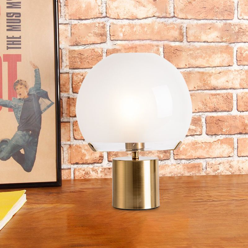 Lampada da tavolo a cupola con finitura dorata, lampada da notte post moderna in vetro bianco latte a luce singola