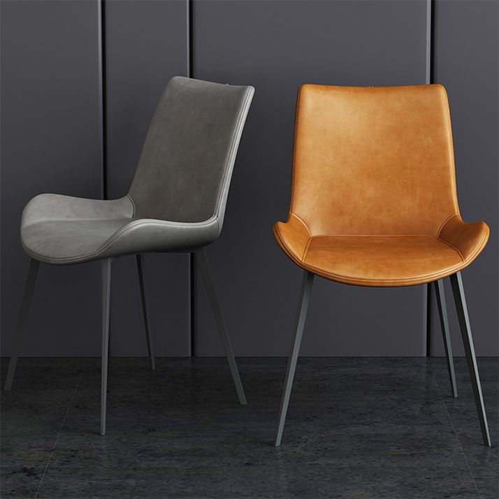 El comedor contemporáneo preside la silla sin brazos curvada de cuero mate de Parsons