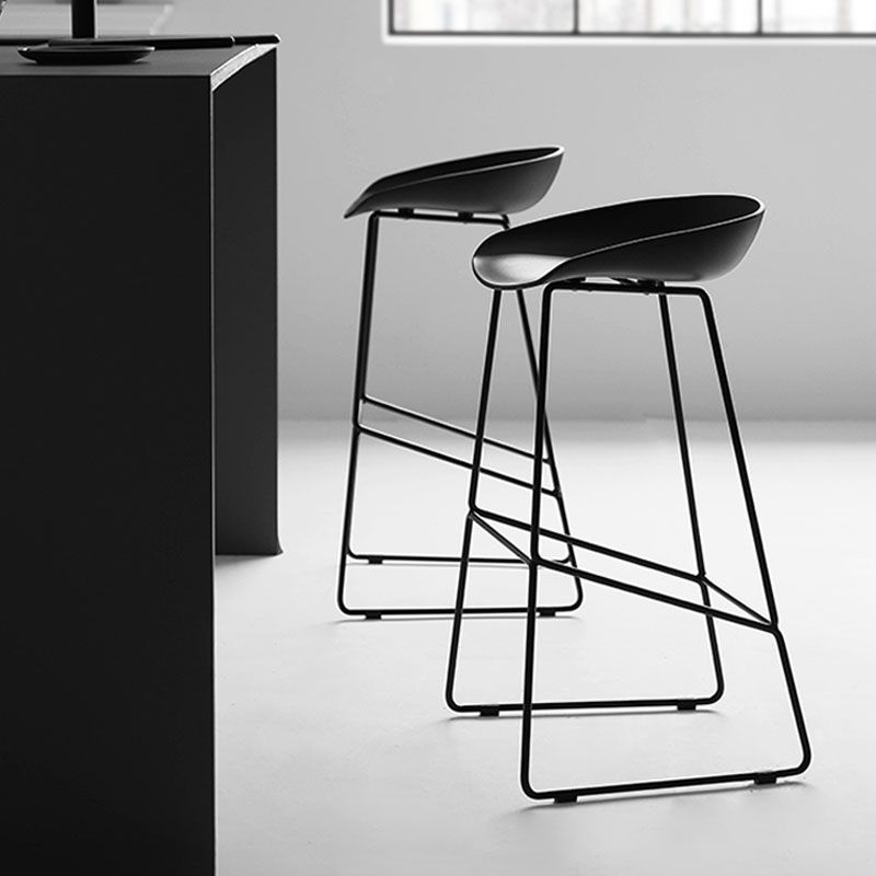 Moderner Barhocker mit Schlittenbeinen, PP-Schalensitz-Barhocker für Thekenbar