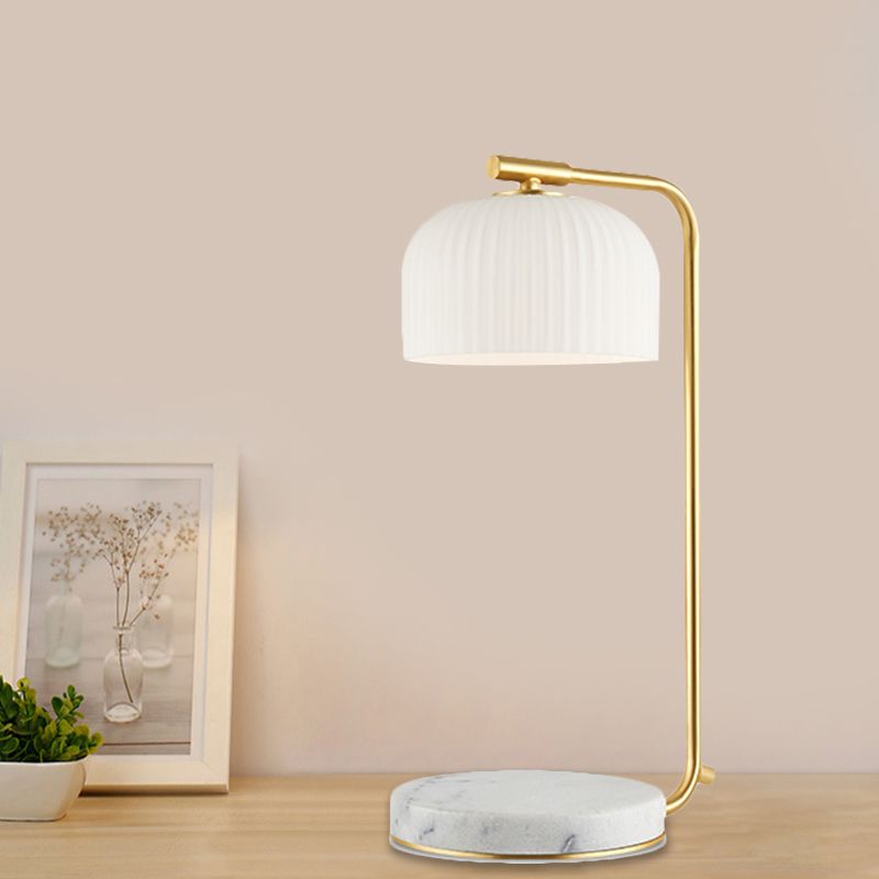 Moderno comodino a cupola leggera vetro a costola opale lampada da camera da letto a 1 luci in ottone con base in marmo