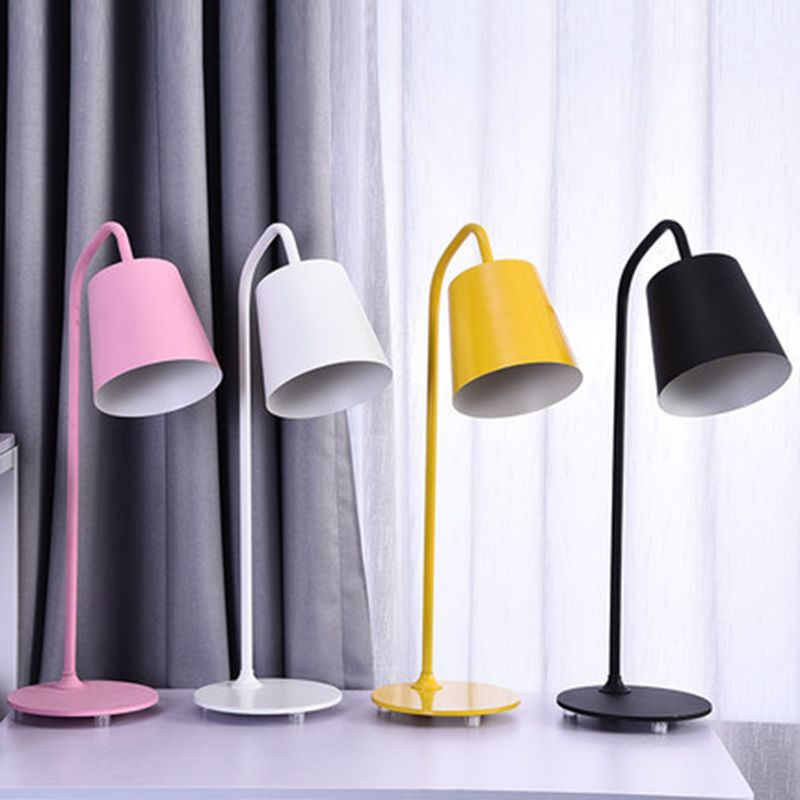 Lampe de table à coucher en vélo de col en métal 1 ampoule de style macaron Lumière de nuit avec une teinte effilée