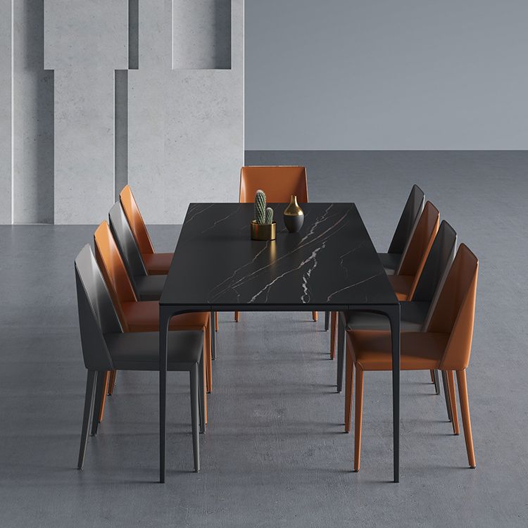 Moderne gesinterde stenen zwarte eettafel ingesteld met rechthoekige tafel en metalen basis formele eetgelegenheid
