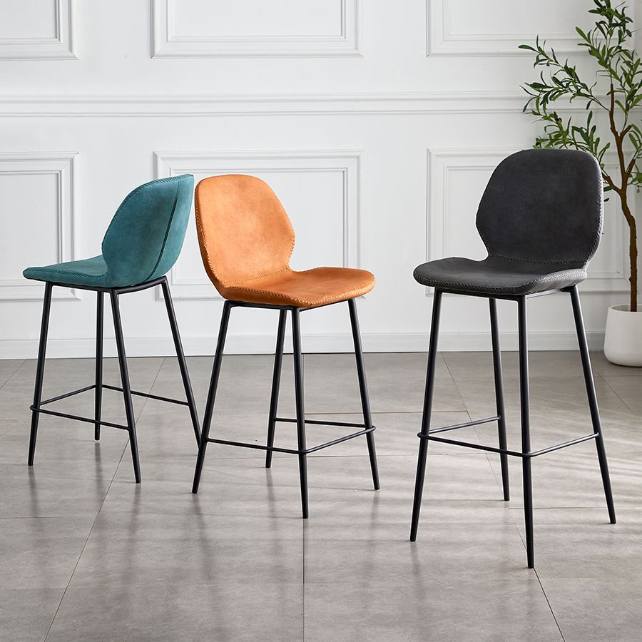 Taburete de bar de cuero moderno para interiores, taburete bajo con respaldo sin brazos y patas de acero