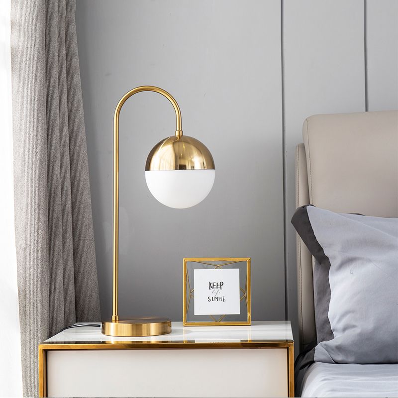 Gouden Gouslandeck tafellamp Modern 1-licht wit glas nachtkastje licht met balschaduw