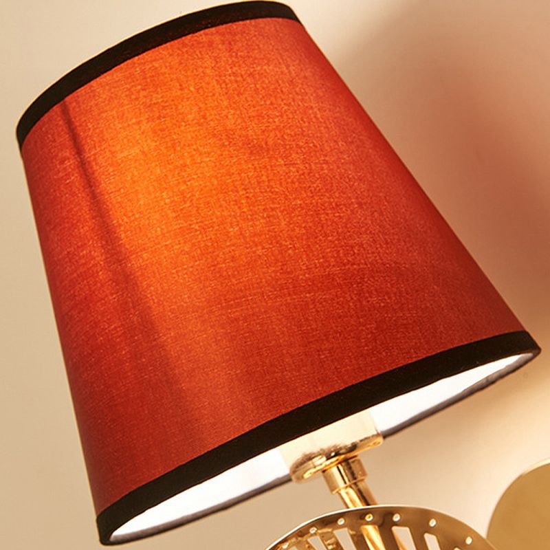 Tessuto bianco/rosso/blu sconce leggero campana affusolata a 1 luci lampada da parete tradizionale per camera da letto con caduta di cristallo