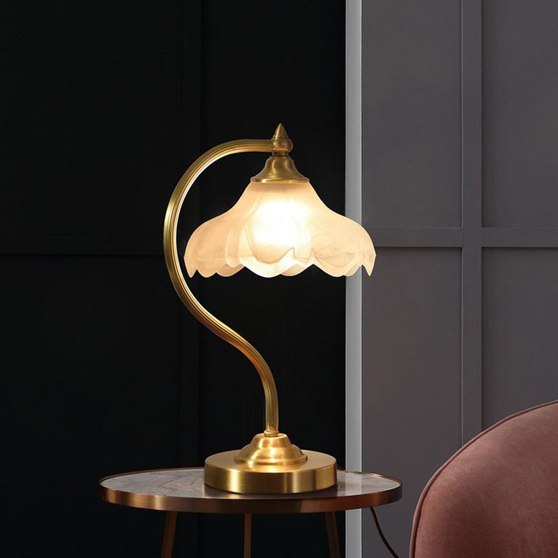 Lampada da comodino in ottone a coglione da comodino tradizionale in metallo da soggiorno a 1 luci leggero con tonalità in vetro glassata floreale