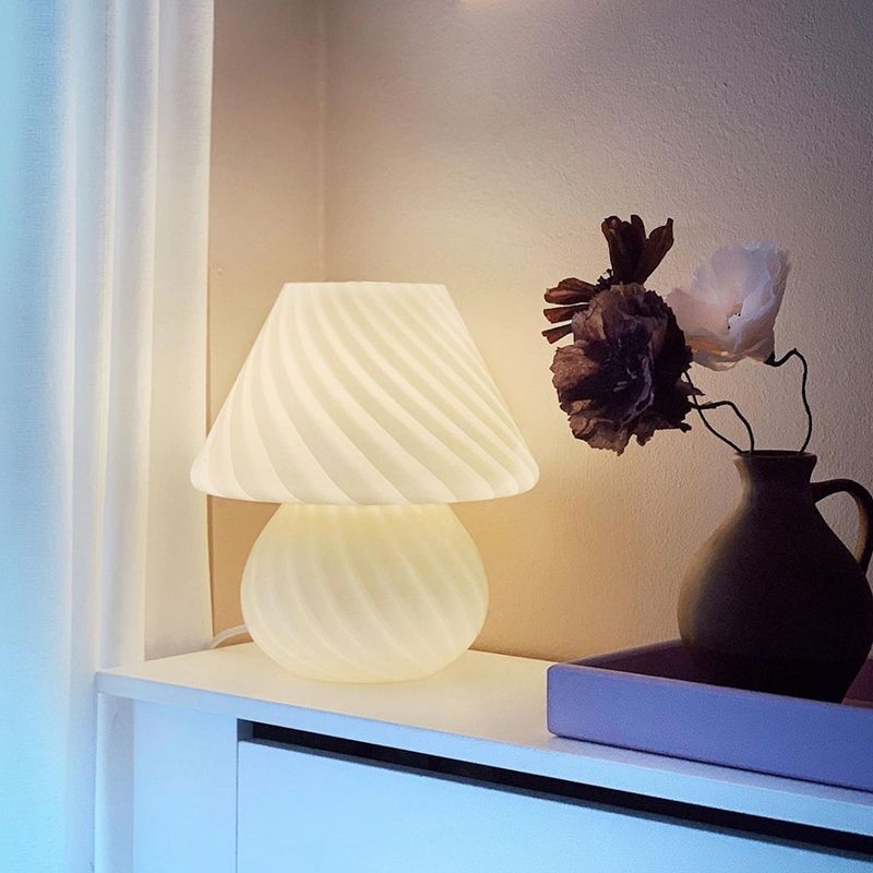 Moderne Kegel Nachtischlampe eine leichte Nachttischlampe