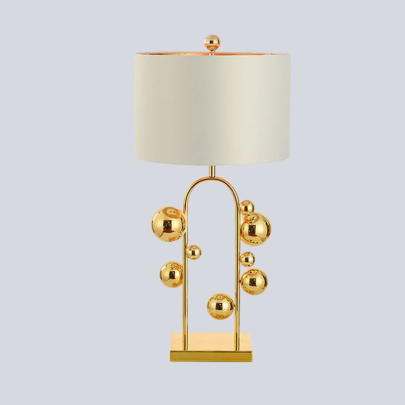 Lampada da comodino a sfera in metallo Postmoderna 1 luce Illuminazione da comodino in tessuto bianco per soggiorno
