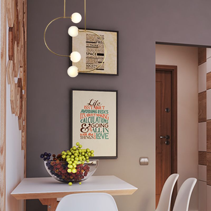 Luz de colgante colgante en forma de metal C con tono de pelota de vidrio de leche Modern 2 luces suspendidas Lámpara en oro