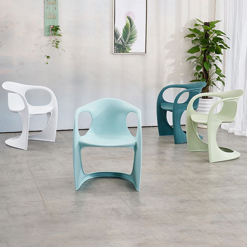 Scandinave Plastic Dining Dining Brack Chairs Solid Back Fairs pour la maison