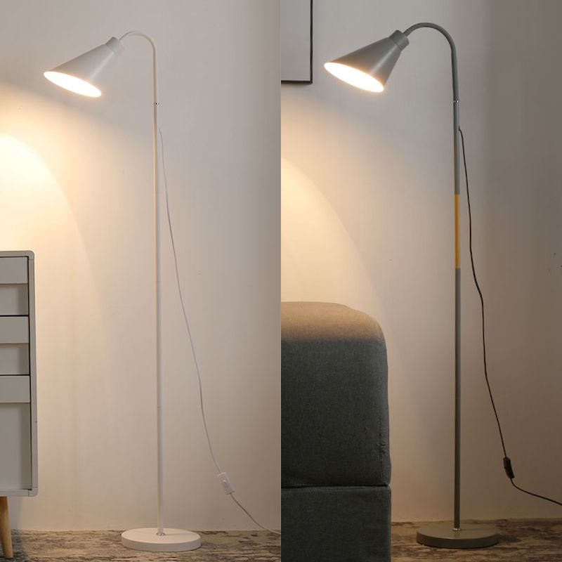 Lampada da pavimento a coccola flessibile in metallo Nordico 1 testa in piedi con tonalità cono