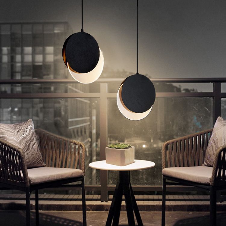 Luce a ciondolo a LED in ferro laccata nella moderna lampada appesa rotabile acrilica creativa per camera da letto