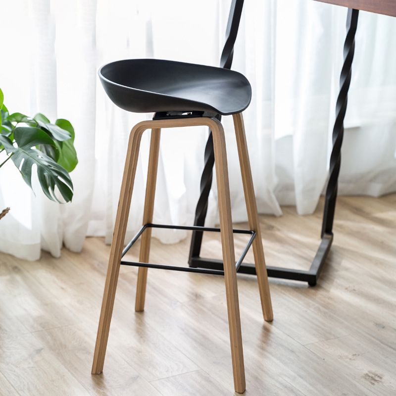 Moderne plastic tegenstoel voetsteun lage rug bucket coffeeshop barkruk met houten benen