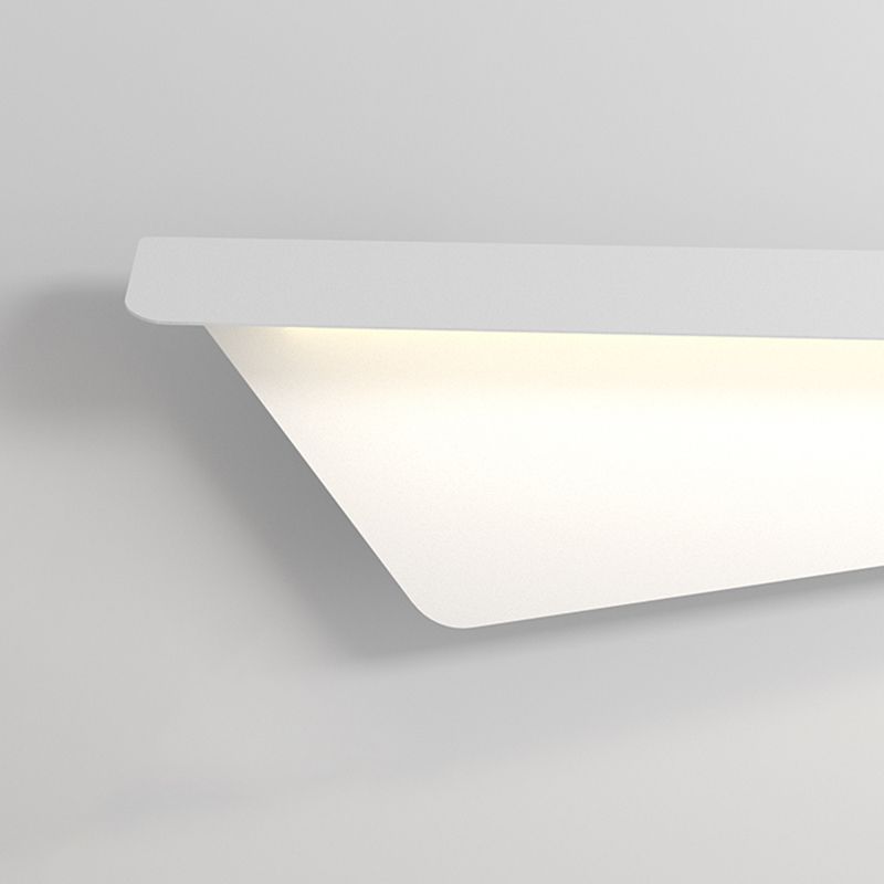 Linear Shape Metal Wall Light Modern Style Single Light Wall Sconce Light in White