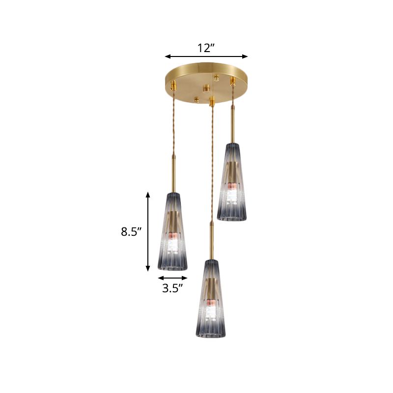 Restaurant à 3 têtes Pendant le pendentif en laiton contemporain en laiton avec une nuance en verre prismatique gris graduel conique