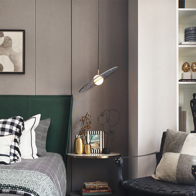 Soucoupe volante suspendue à la lumière du terrazzo postmoderne