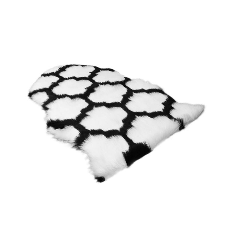 Stylish Black Carpet Geometric Pattern Polyester Area Rug Easy Care Area Rug for Home Decor