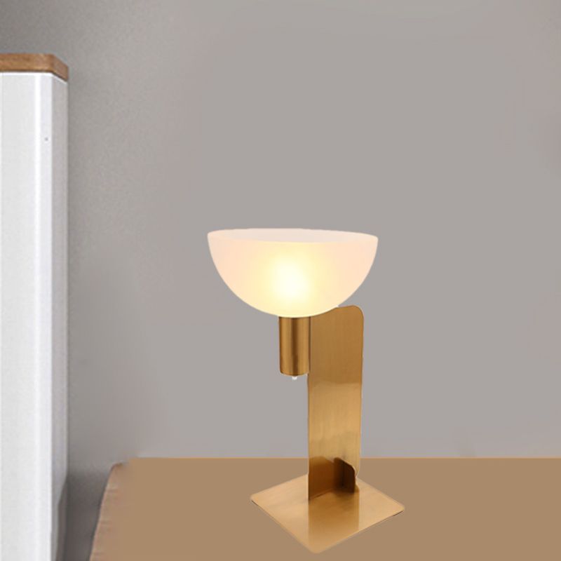 Éclairage de table en panneau métallique Post de lampe de bureau à finition or moderne à 1 bulbe avec teinte en verre dôme opale