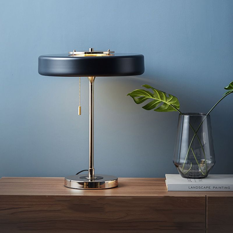 Table ronde postmoderne Lumière Métal Livrée LED Table table de chevet avec interrupteur de chaîne