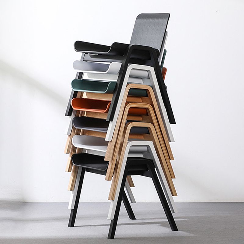 Sillón de comedor apilable escandinavo con respaldo macizo y patas de madera