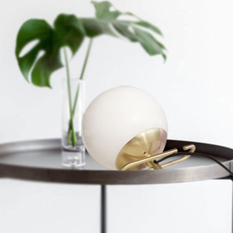 Lampe de table Orbit en verre laiteux, applique murale contemporaine blanche à 1 tête avec base en métal pour chevet