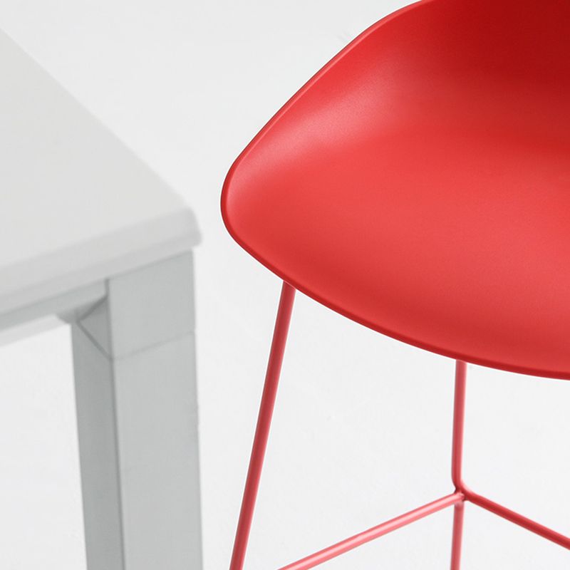 Nordic Indoor Barhocker mit niedriger Rückenlehne, einfacher hoher Eisenhocker mit Kunststoffsitz