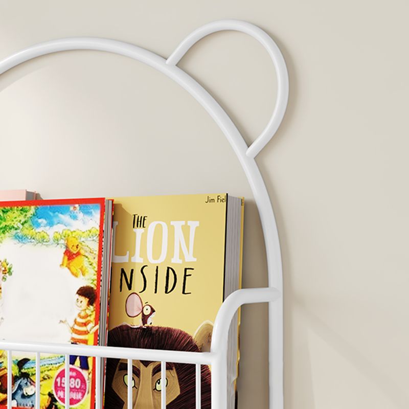 Libreria moderna in metallo galleggiante in metallo chiuso a parete.