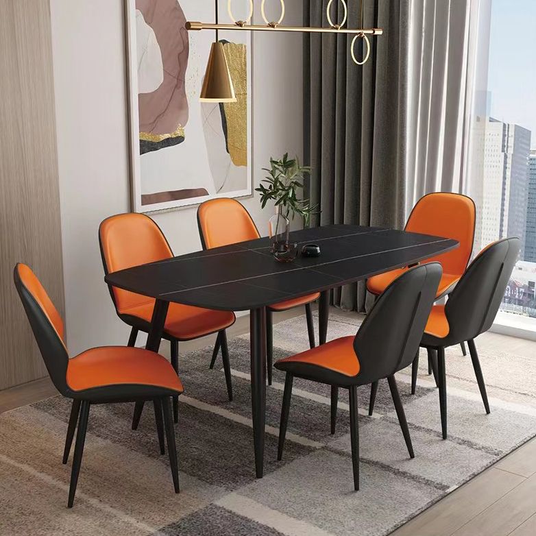 El comedor contemporáneo del metal preside el cuero que cena las sillas sin brazos para el uso en el hogar