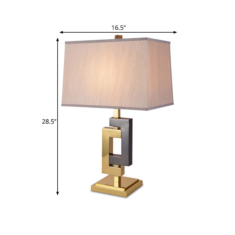 Table d'épissage clair moderniste métallique 1 gris clair et lampe de bureau en or avec nuance de tissu blanc cuboïde